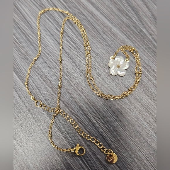 NEW Mother Of Pearl Dainty Carved Hibiscus Flower Pendant - Picture 3 of 9